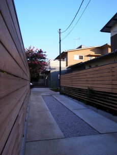 木板塀のアプローチ