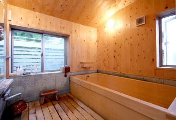 浴室。水に強いコウヤマキの壁・天井。