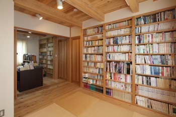 和室、書斎　壁一面の大容量本棚