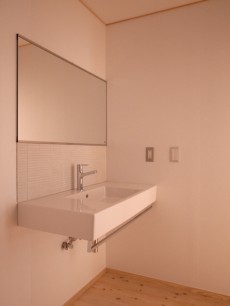 1F洗面室。シンプルな壁付洗面台。