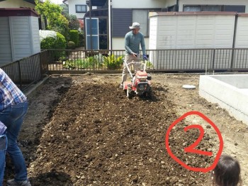 耕耘機で土を軽く耕します