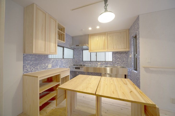 ステンレスキッチンと造作無垢の家具