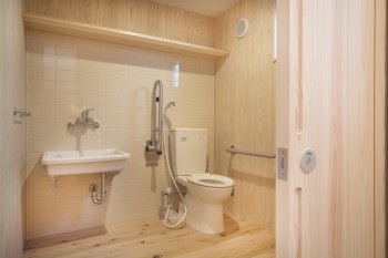 杉板とタイル壁のトイレ