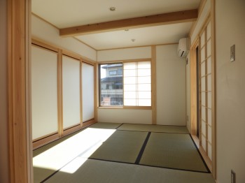 和室にもお昼にたっぷり陽が入ります。