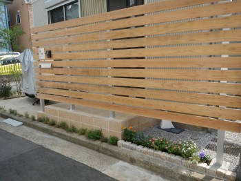 板塀と植栽