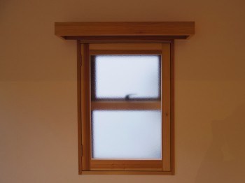 内窓。小窓にも木製の開き窓とカーテンボックスを設置。