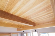 節の少ない杉板の天井