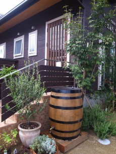 ウィスキー樽を再利用した雨水タンク