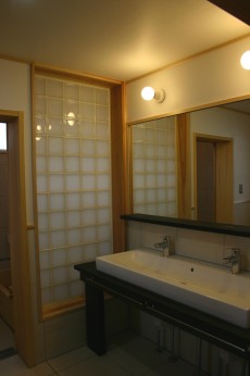 木製カウンターの広い洗面台