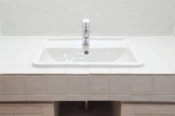白い家具と無垢材の家　白で統一したモザイクタイル