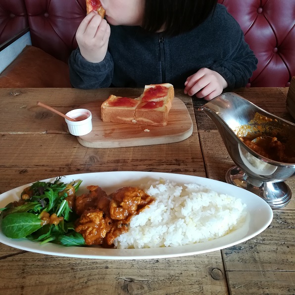 チキンカレーとバタートースト